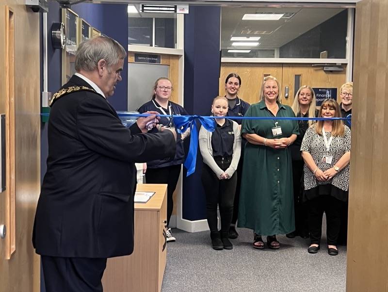 Main image for Mayor cuts ribbon at homecare company