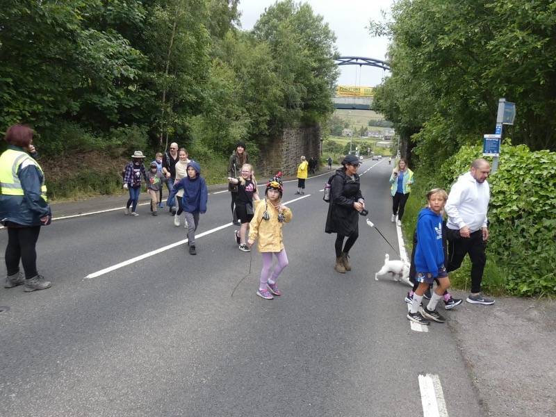 Main image for Mayor joins young fundraisers on sponsored walk