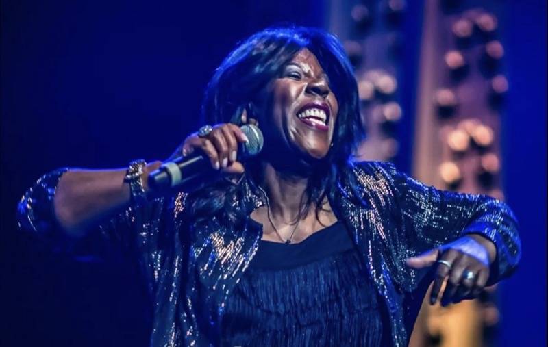 Main image for Chart-topping soul singer announces Barnsley gig