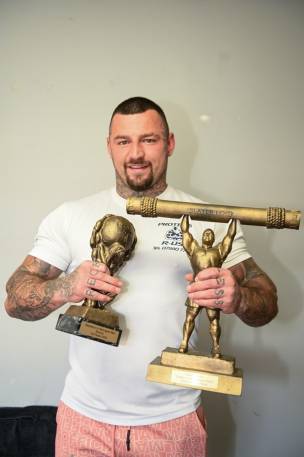 Main image for Strongman Jordan tosses the caber to take Highland Games title